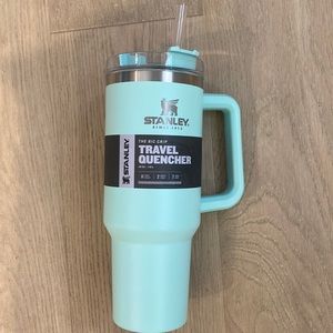 NWT Stanley 40oz travel quencher in bay color